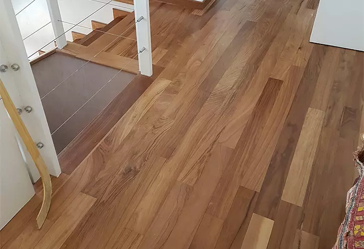 Piso de madera incienso